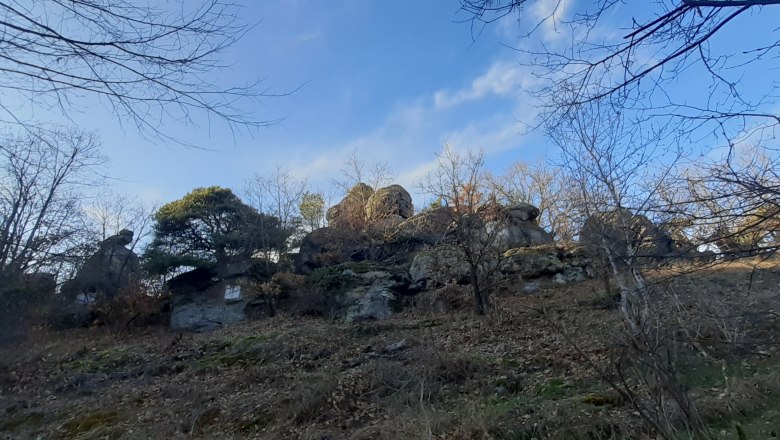 At the 12 apostles, © Marktgemeinde Senftenberg Rock formation with trees and blue sky in the background.