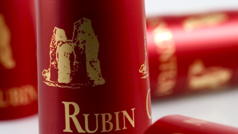 Ruby Carnuntum, © MIchael Stelzhammer Close-up of red wine capsules labeled 'Rubin Carnuntum'.