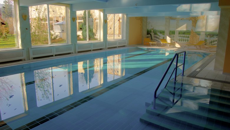 Pool at Hotel Marienhof, © Hotel Marienhof Indoor pool at Hotel Marienhof with large windows and sun loungers.