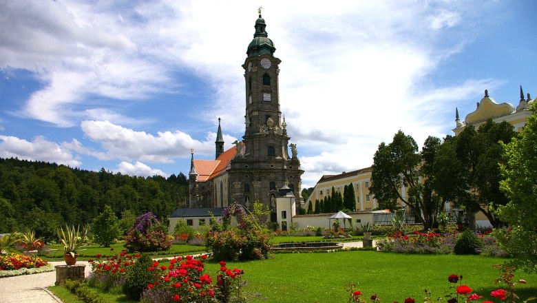 Zwettl Abbey, © Stift Zwettl Zwettl Abbey with garden and blooming flowers in the foreground.