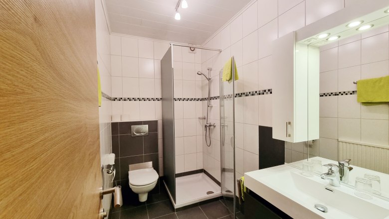 Bathroom, © Café Pension Kristall Modern bathroom with shower, washbasin and toilet.
