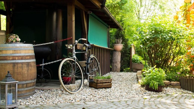 Entrance area, © Taverne² Rustic entrance area with bicycle, wooden barrel and plants.