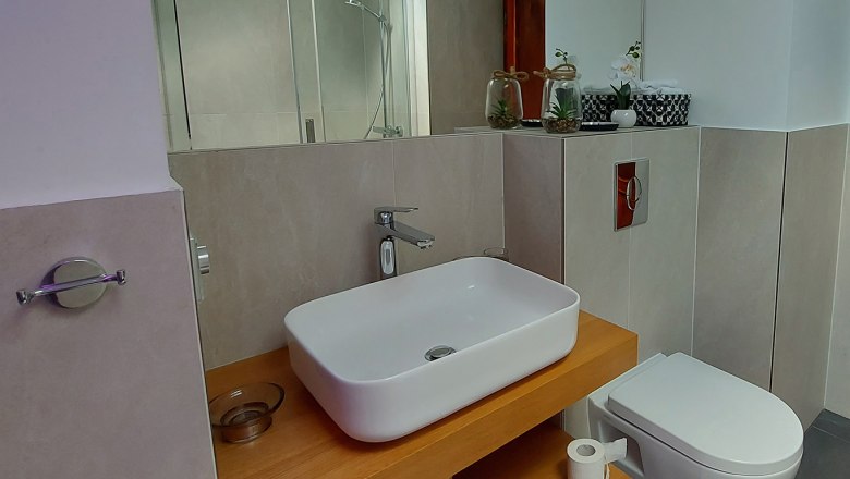 Bathroom, © Bernadette Gierlinger Modern bathroom with washbasin, toilet and shower.