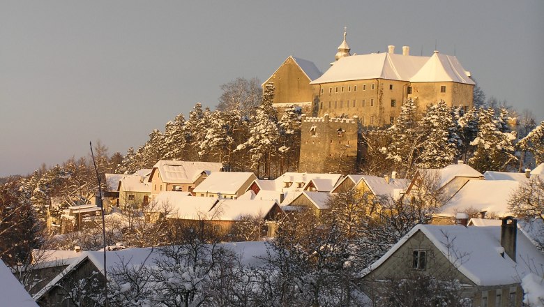 Albrechtsberg in winter, © Wolfgang Mayrhofer Winter landscape with castle and snow-covered houses.