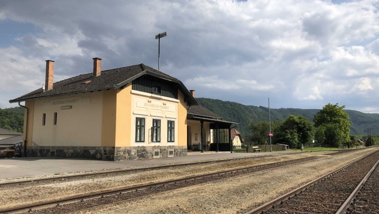 Aggsbach-Markt station, © Donau NÖ Tourismus Aggsbach-Markt station with tracks and cloudy sky.