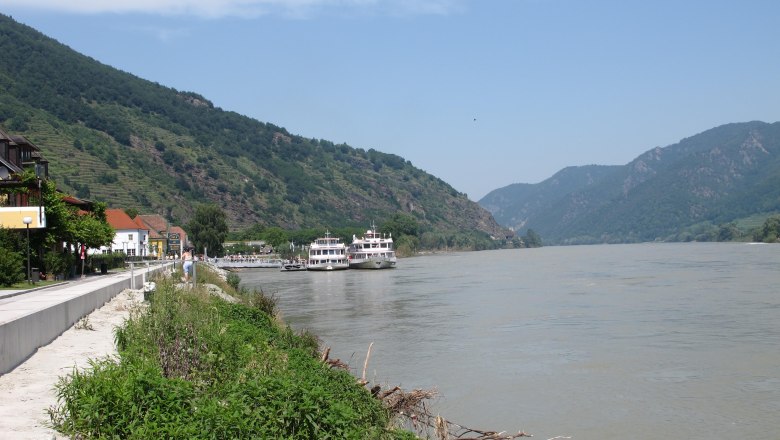 Landing stage in Spitz, © Donau NÖ Tourismus BF Landing stage in Spitz on the Danube with ships and hills in the background.