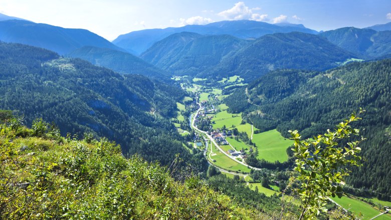 Municipality of Schwarzau im Gebirge, © Naturparke NÖ/Robert Herbst Panoramic view of a green valley with mountains in the background.