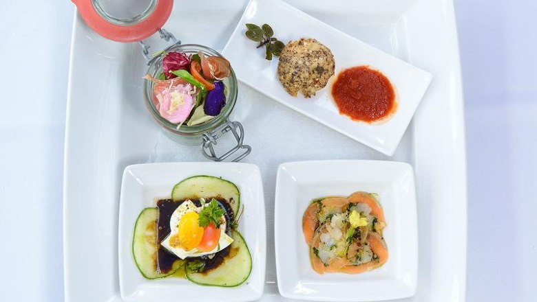 Appetizer plate, © Johann Krenn An elegant starter plate with various small dishes on a white plate.