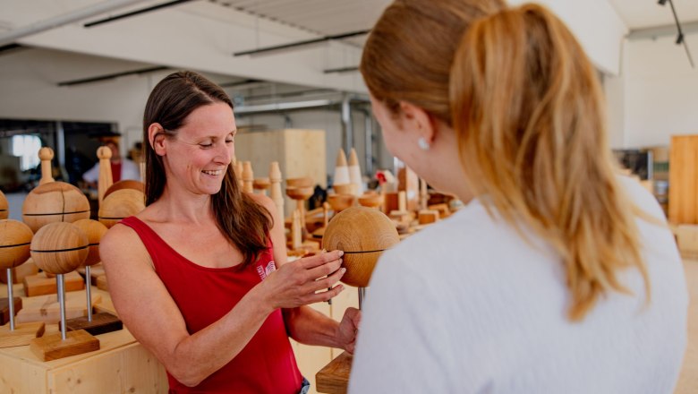 Turnery Reiter, © Waldviertel Tourismus, Matthias Streibel Two women look at a wooden object in a workshop.