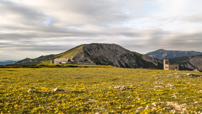 On the Rax plateau, © Kai Weidinger Mountain landscape with meadow and buildings on the Rax plateau.