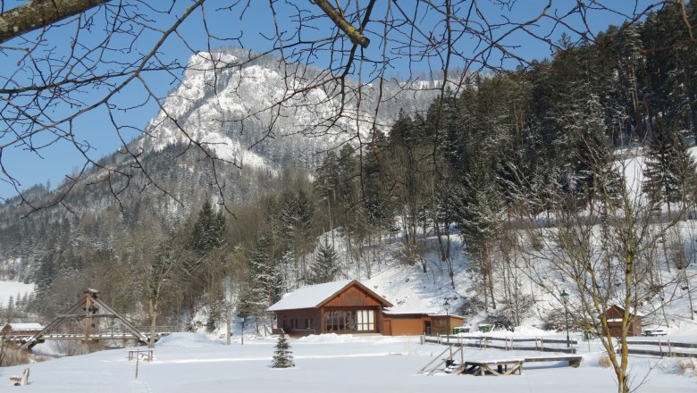 Falkenstein Nature Park, © Marktgemeinde Schwarzau im Gebirge Snowy landscape in Falkenstein Nature Park with wooden hut and snow-covered mountain in the background.