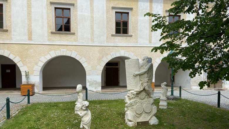 Pulkau Museum of Local History and Industry, © Weinstraße Weinviertel Sculptures in the courtyard of the Pulkau Museum of Local History and Industry.