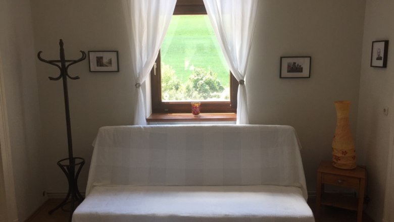 Sofa bed in the former railroad attendant's apartment, © M. Schorn Sofa bed in the former railroad attendant's apartment, © M. Schorn