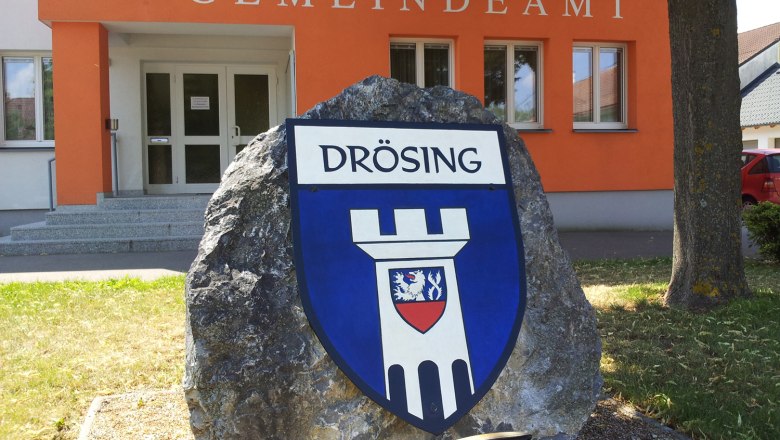 Municipal office, © Gemeinde Drösing Entrance to the Drösing municipal office with coat of arms on a stone.