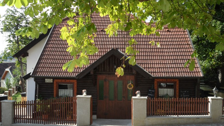 Wine tavern zum weissen Kreuz, Enzersdorf/Fischa, © Heuriger zum weissen Kreuz Wine tavern zum weissen Kreuz, Enzersdorf/Fischa, © Heuriger zum weissen Kreuz