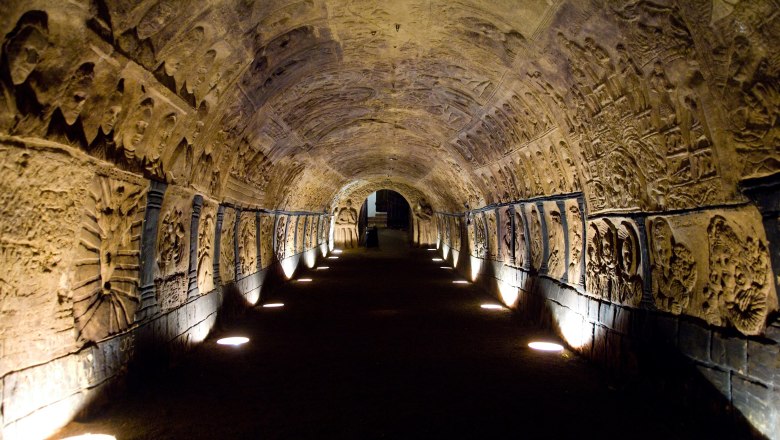 Weberkeller Röschitz, © Marktgemeinde Röschitz An illuminated, vaulted tunnel with artistic reliefs on the walls.