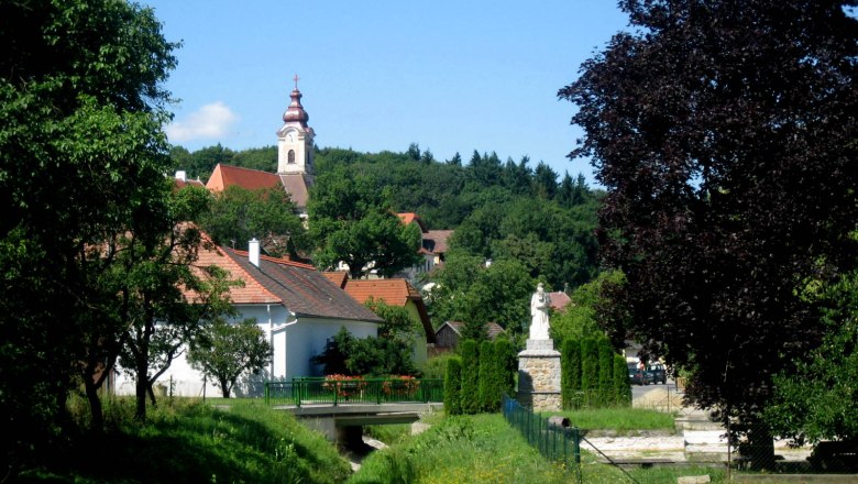 Zemling parish church, © Marktgemeinde Hohenwarth-Mühlbach Landscape with church and statue in a village.