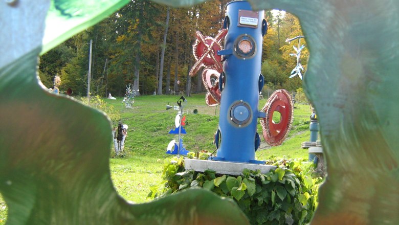 Semmering Sculpture Park, © Ignatz Semlitsch Colorful sculptures in the Semmering Sculpture Park, surrounded by a green landscape.