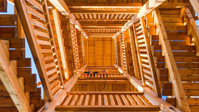 Lanzenkirchen/Wiesen observation tower, © Wiener Alpen, Martin Fülöp View from below into a wooden observation tower with several levels and stairs.