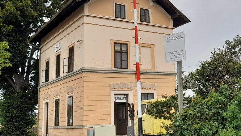 Railroad Museum Unterretzbach, © Alfred Schmid Old station building with museum sign and signal in Unter-Retzbach.