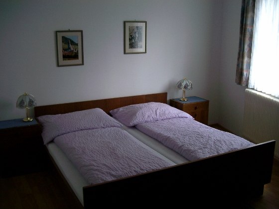 Room, © Mang Lieselotte One bedroom with a double bed, two bedside tables and two table lamps.