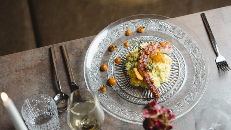 International influences complement local cuisine, © Niederösterreich Werbung/Michael Reidinger Elegant dish with octopus and garnish served on a glass plate.