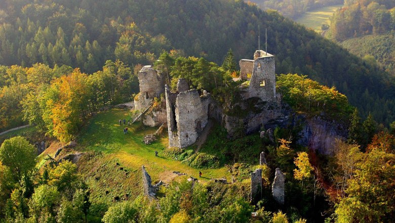 Castle ruins_Rabenstein, © zVg Auer Aerial view of the Rabenstein castle ruins surrounded by forest in the fall.