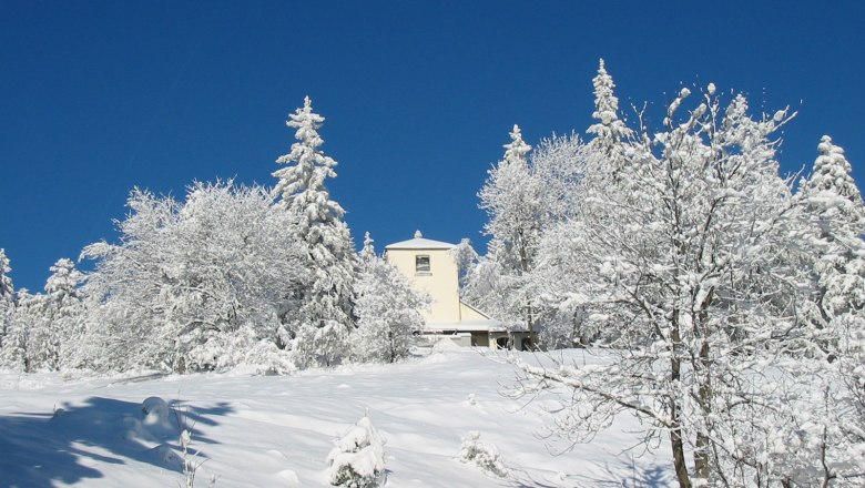Hohe Wand Nature Park, © Naturpark Hohe Wand Snow-covered landscape with a building in the Hohe Wand Nature Park.