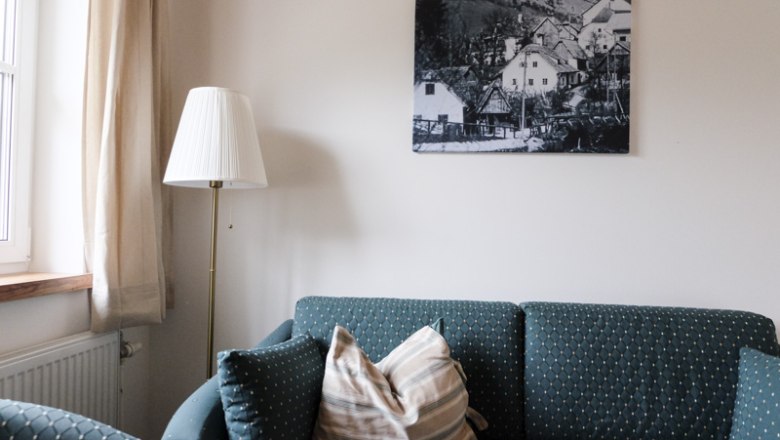 Premium bon-vivant rooms-Apartment Amon, © Raphaela Bachler Living room with sofa, floor lamp and picture on the wall.