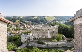 View of the Kirchschlag castle ruins from the fire tower, © Wiener Alpen, Franz Zwickl Panoramic view of the Kirchschlag castle ruins and the surrounding countryside.