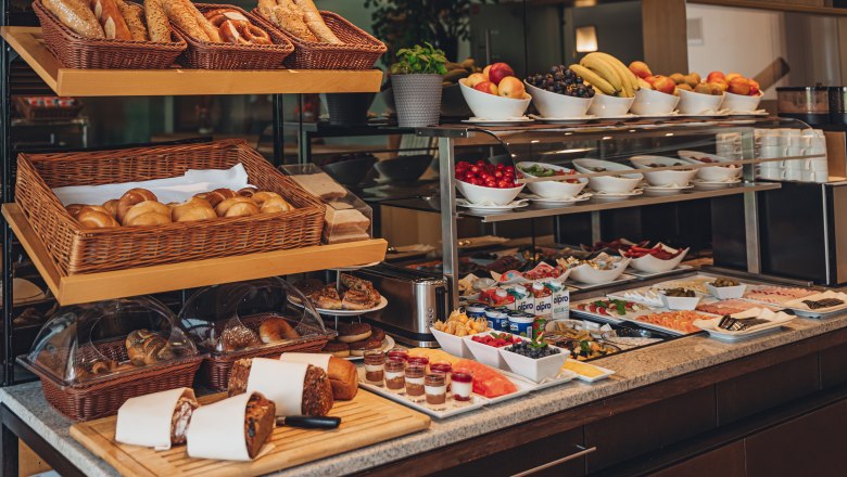 Breakfast buffet at HEINhotel vienna airport, © HEINhotel vienna airport Breakfast buffet at HEINhotel vienna airport