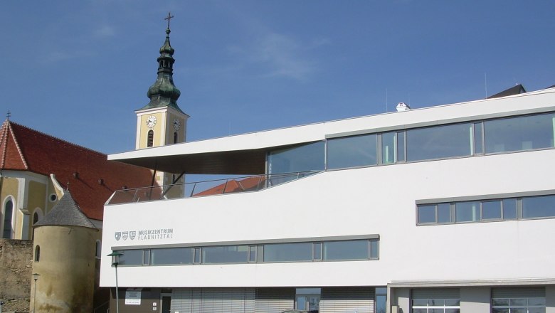 Municipality of Wölbling, © Gemeinde Wölbling Modern building with church tower in the background in Wölbling.