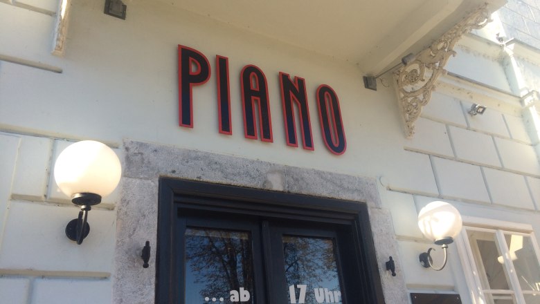 Beer bar Piano, © Julia Schild Entrance of a restaurant with the lettering 'Piano' above the door.