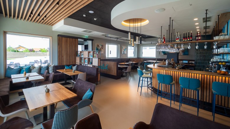 Bistro, © Isabella Fritsche Modern bistro with wooden furniture, bar and large windows.