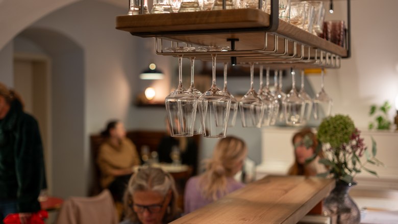 People sit together here: Perfect for small celebrations, aperitif events and sociable bistro evenings in the French style., © La Marchande @Lily People sit together here: Perfect for small celebrations, aperitif events and sociable bistro evenings in the French style., © La Marchande @Lily