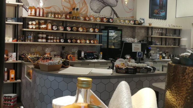 Bailoni Steinertor, © Roman Zöchlinger Interior view of a store with shelves full of liqueur bottles and jam jars.