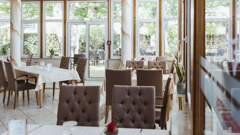 Space for parties and celebrations, © Niederösterreich Werbung/David Schreiber Interior view of an elegant restaurant with set tables and large windows.