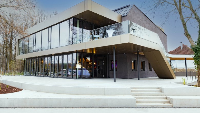 Exterior view of Mole Melk, © Mole Melk Modern building exterior with glass façade and staircase.