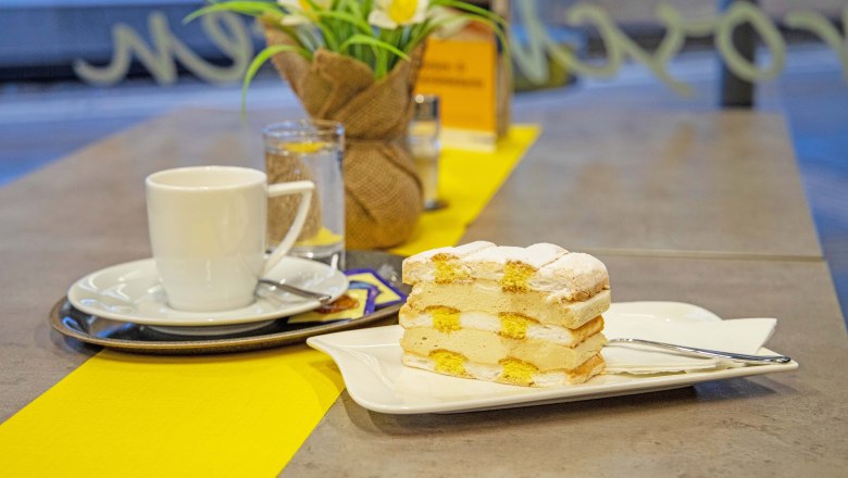 Coffee & cake in the bistro, © Roman Gerstl Coffee & cake in the bistro, © Roman Gerstl