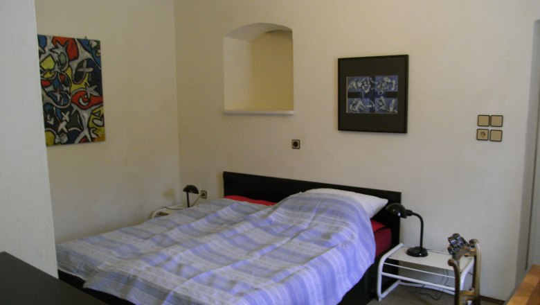 Bedroom, © stein One bedroom with a double bed, two bedside tables and two murals.