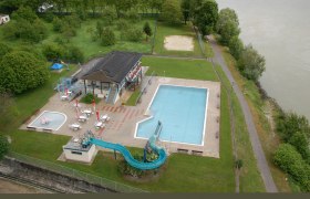 Outdoor pool Spitz, © Lechner Franz Aerial view of an outdoor pool with swimming pool, slide and sunbathing area on the riverbank.