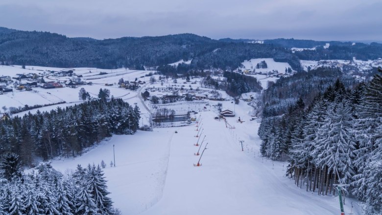 Schidorf Kirchbach, © Waldviertel Tourismus, Robert Herbst Snow-covered ski slope in Kirchbach, surrounded by forests and hills.