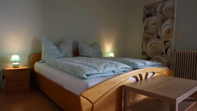 Double bed in the old town apartment Mathilde, © Fam. Obernberger Bedroom with double bed, bedside tables and table.