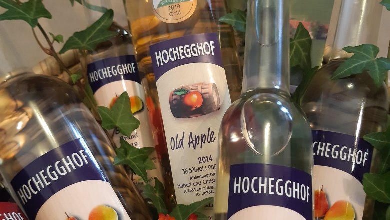 Products, © Eisinger A basket with various bottles filled with spirits