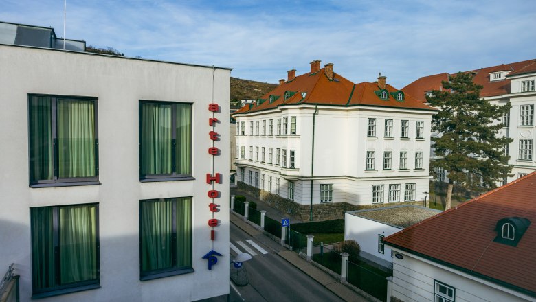 arte Hotel Krems, © Niederösterreich Werbung / Maximilian Pawlikowsky Exterior view of the arte Hotel in Krems with surrounding buildings and street.