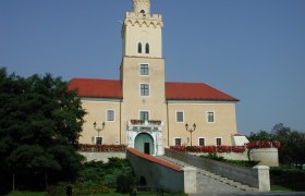Dürnkrut Castle, © Schloss Dürnkrut Dürnkrut Castle with staircase and flowers in the foreground.