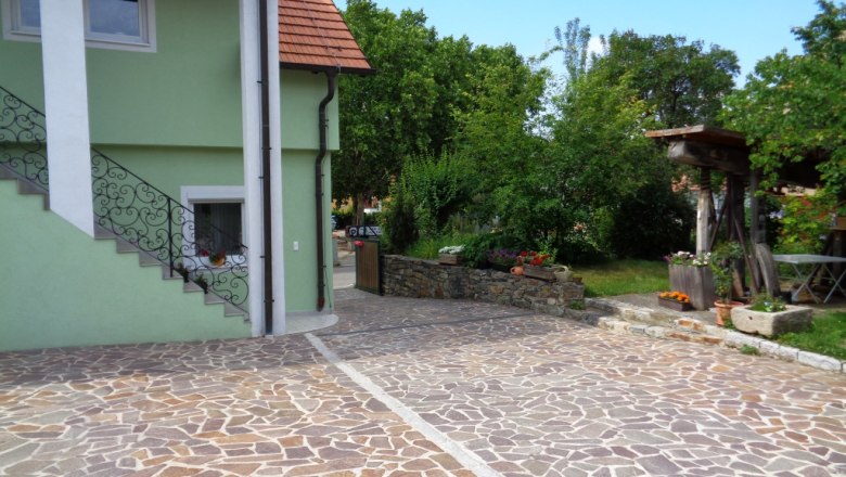 Inner courtyard of Gerlind House, © E.Dietz Inner courtyard with paved floor, green house and garden.