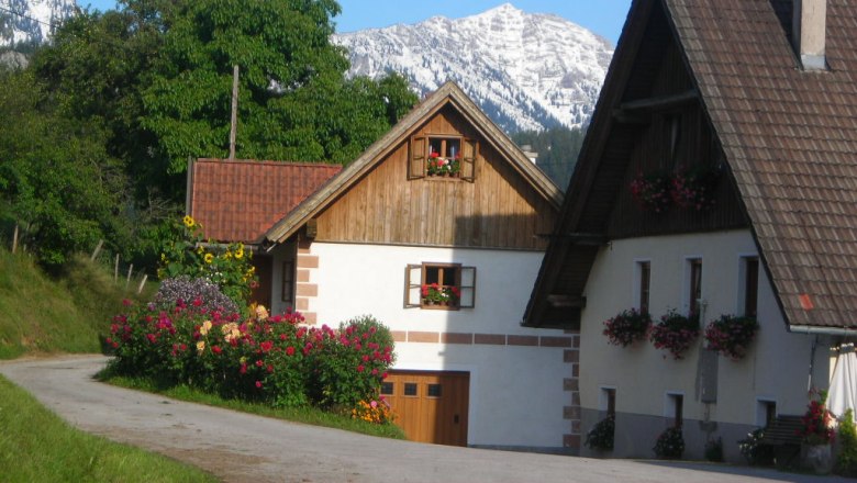 Vacation cottage Hintereck, © Ferienhaus Hintereck A vacation home with flowers and a mountain in the background.