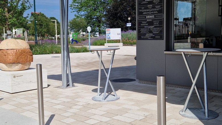 HANS WURST, © TI-K.Kancer Hans Wurst snack bar with bar tables