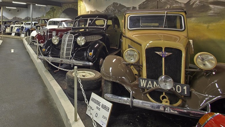 Automobile museum, © Bene Croy Row of classic cars in an automobile museum.